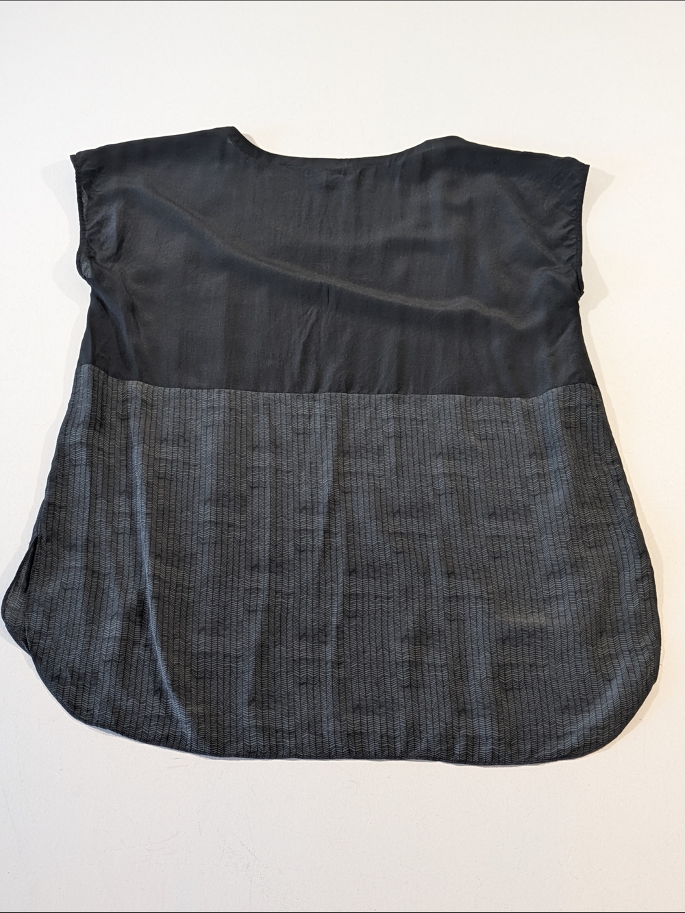 Eileen Fisher 100% Silk Sleeveless Black Gray Blouse Size Small - Picture 7 of 13